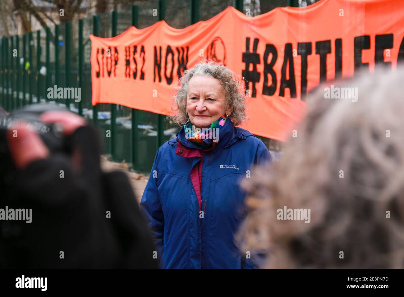 Londres, 31 de enero de 2021. Jenny Jones, miembro del Partido Verde, apoya a activistas de la rebelión HS2 en Euston Square Gardens. Crédito: Waldemar Sikora Foto de stock