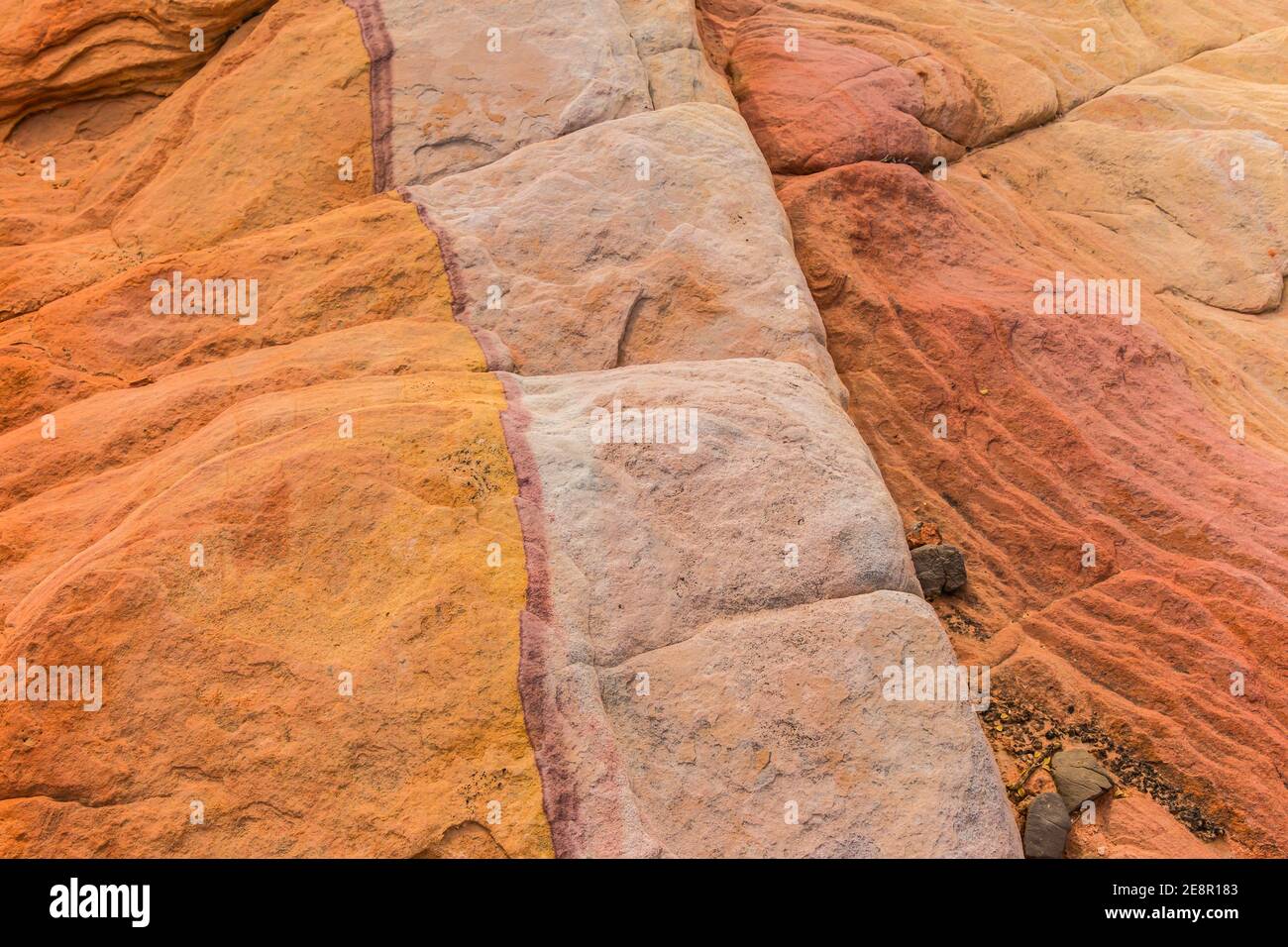 Rayas de color pastel y Nike Rock cerca de Kaolin Wash, Valley of Fire  State Park, Nevada, EE.UU Fotografía de stock - Alamy