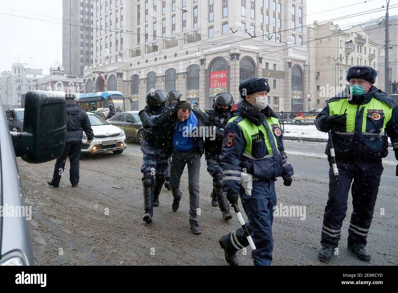 Moscú, Rusia. 31 de enero de 2021. Los agentes de policía detienen a un manifestante durante la manifestación. Más de cinco mil personas fueron detenidas durante las manifestaciones celebradas en varias ciudades de Rusia en apoyo del líder de la oposición Alexey Navalny, quien fue arrestado el 17 de enero cuando regresó de Alemania, donde había pasado cinco meses recuperándose de la intoxicación. Crédito: SOPA Images Limited/Alamy Live News Foto de stock
