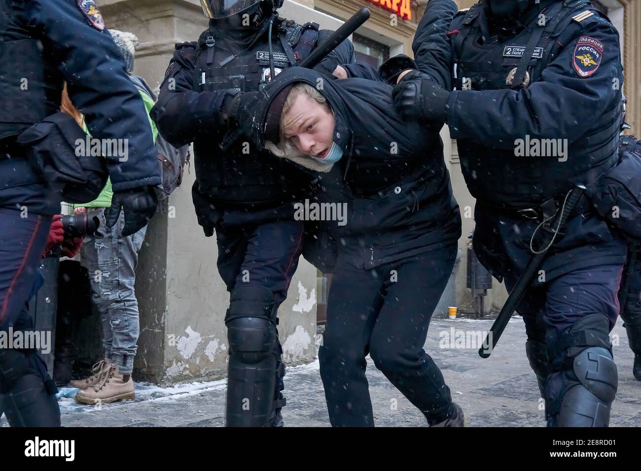 Moscú, Rusia. 31 de enero de 2021. Los agentes de policía detienen a un manifestante durante la manifestación. Más de cinco mil personas fueron detenidas durante las manifestaciones celebradas en varias ciudades de Rusia en apoyo del líder de la oposición Alexey Navalny, quien fue arrestado el 17 de enero cuando regresó de Alemania, donde había pasado cinco meses recuperándose de la intoxicación. Crédito: SOPA Images Limited/Alamy Live News Foto de stock