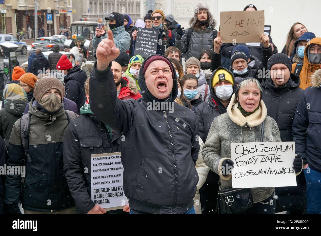 Moscú, Rusia. 31 de enero de 2021. Los manifestantes cantan consignas durante la manifestación. Más de cinco mil personas fueron detenidas durante las manifestaciones celebradas en varias ciudades de Rusia en apoyo del líder de la oposición Alexey Navalny, quien fue arrestado el 17 de enero cuando regresó de Alemania, donde había pasado cinco meses recuperándose de la intoxicación. Crédito: SOPA Images Limited/Alamy Live News Foto de stock