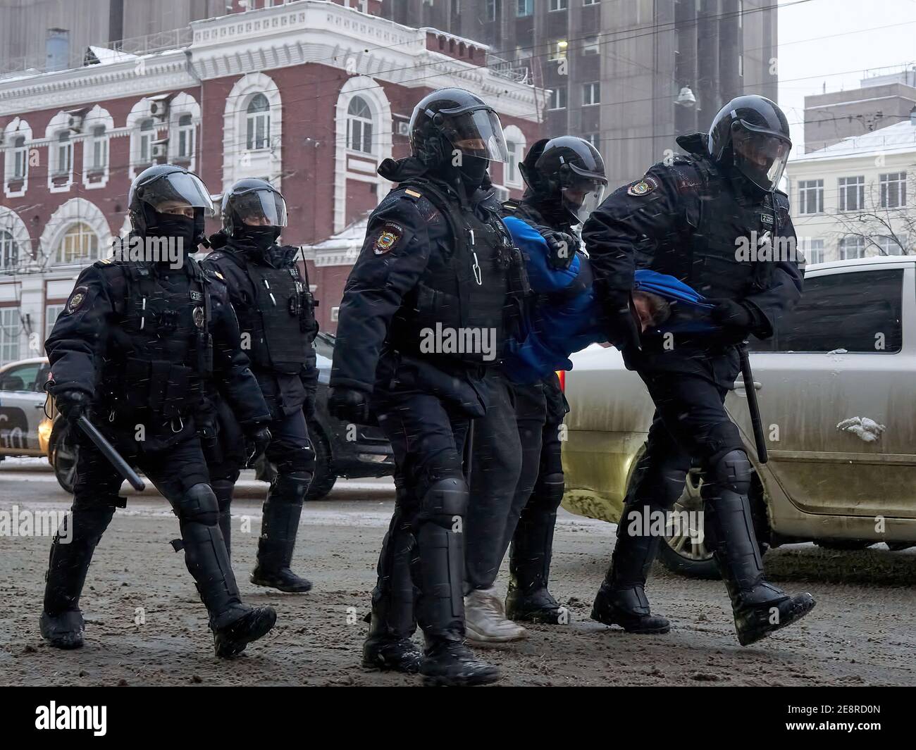 Moscú, Rusia. 31 de enero de 2021. Los agentes de policía detienen a un manifestante durante la manifestación. Más de cinco mil personas fueron detenidas durante las manifestaciones celebradas en varias ciudades de Rusia en apoyo del líder de la oposición Alexey Navalny, quien fue arrestado el 17 de enero cuando regresó de Alemania, donde había pasado cinco meses recuperándose de la intoxicación. Crédito: SOPA Images Limited/Alamy Live News Foto de stock