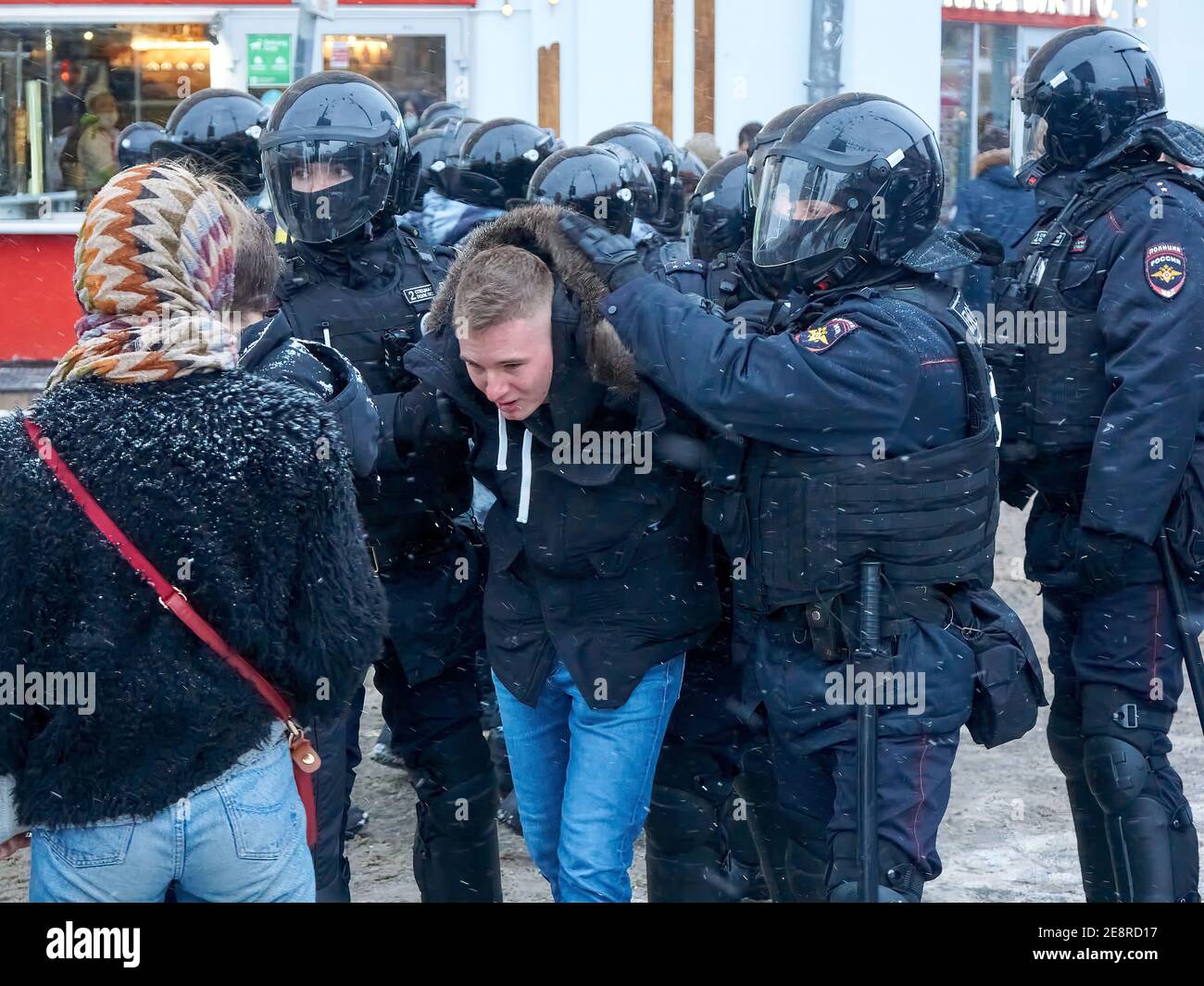Moscú, Rusia. 31 de enero de 2021. Los agentes de policía detienen a un manifestante durante la manifestación. Más de cinco mil personas fueron detenidas durante las manifestaciones celebradas en varias ciudades de Rusia en apoyo del líder de la oposición Alexey Navalny, quien fue arrestado el 17 de enero cuando regresó de Alemania, donde había pasado cinco meses recuperándose de la intoxicación. Crédito: SOPA Images Limited/Alamy Live News Foto de stock
