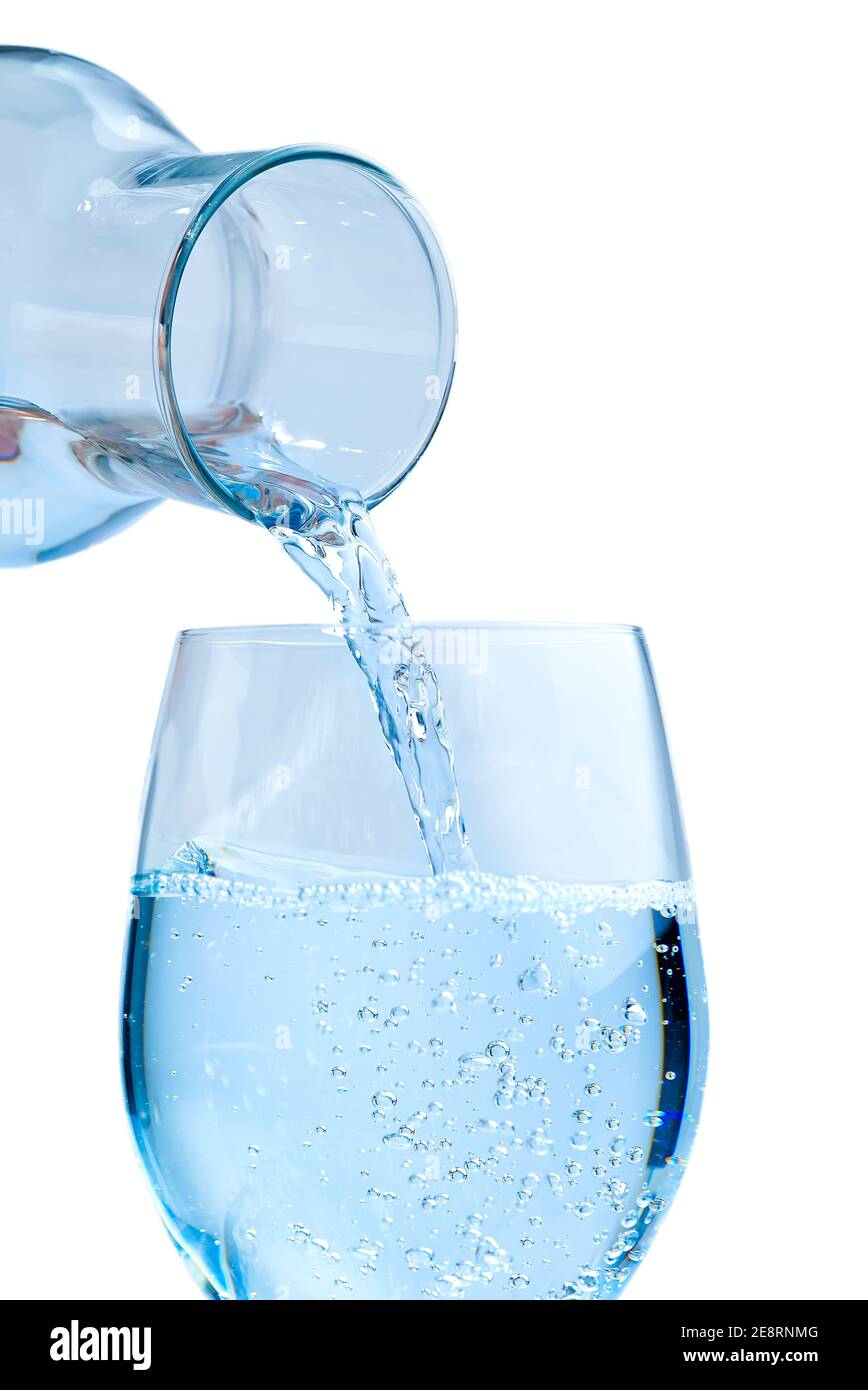 Verter agua. Verter agua potable de un decantador de vidrio a un vaso  Fotografía de stock - Alamy