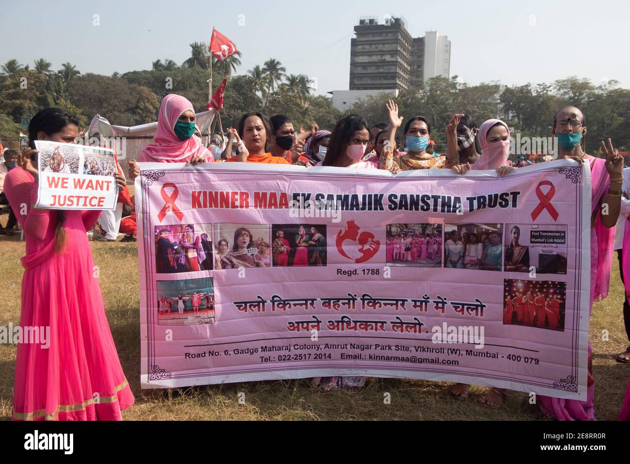 Mumbai, India - 25 de enero de 2021 activistas transgénero los manifestantes tienen una bandera y señales durante una manifestación en el Azad Maidan en el sur de Mumbai en M. Foto de stock