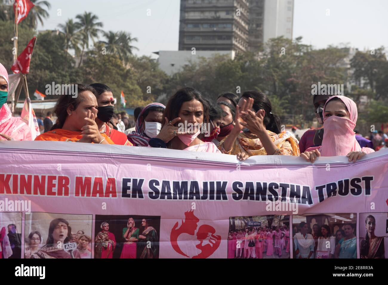 Mumbai, India - 25 de enero de 2021 activistas transgénero los manifestantes tienen una bandera y señales durante una manifestación en el Azad Maidan en el sur de Mumbai en M. Foto de stock