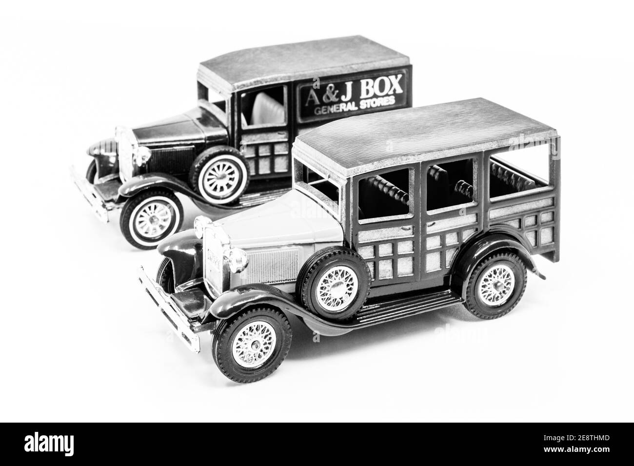 Los modelos Matchbox de antaño y-21 Ford Modelo A Woody Wagon 1930. Dos versiones: autobús amarillo y naranja van. Foto de stock
