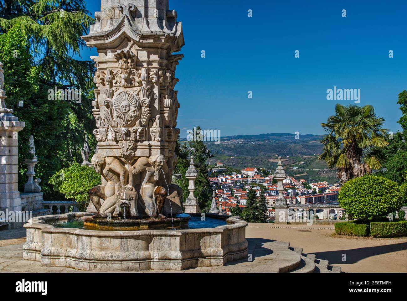 Obelisco barroco, estatuas en escalera al Santuario de Nossa Senhora dos Remedios, lugar de peregrinación en Lamego, región Norte, Portugal Foto de stock
