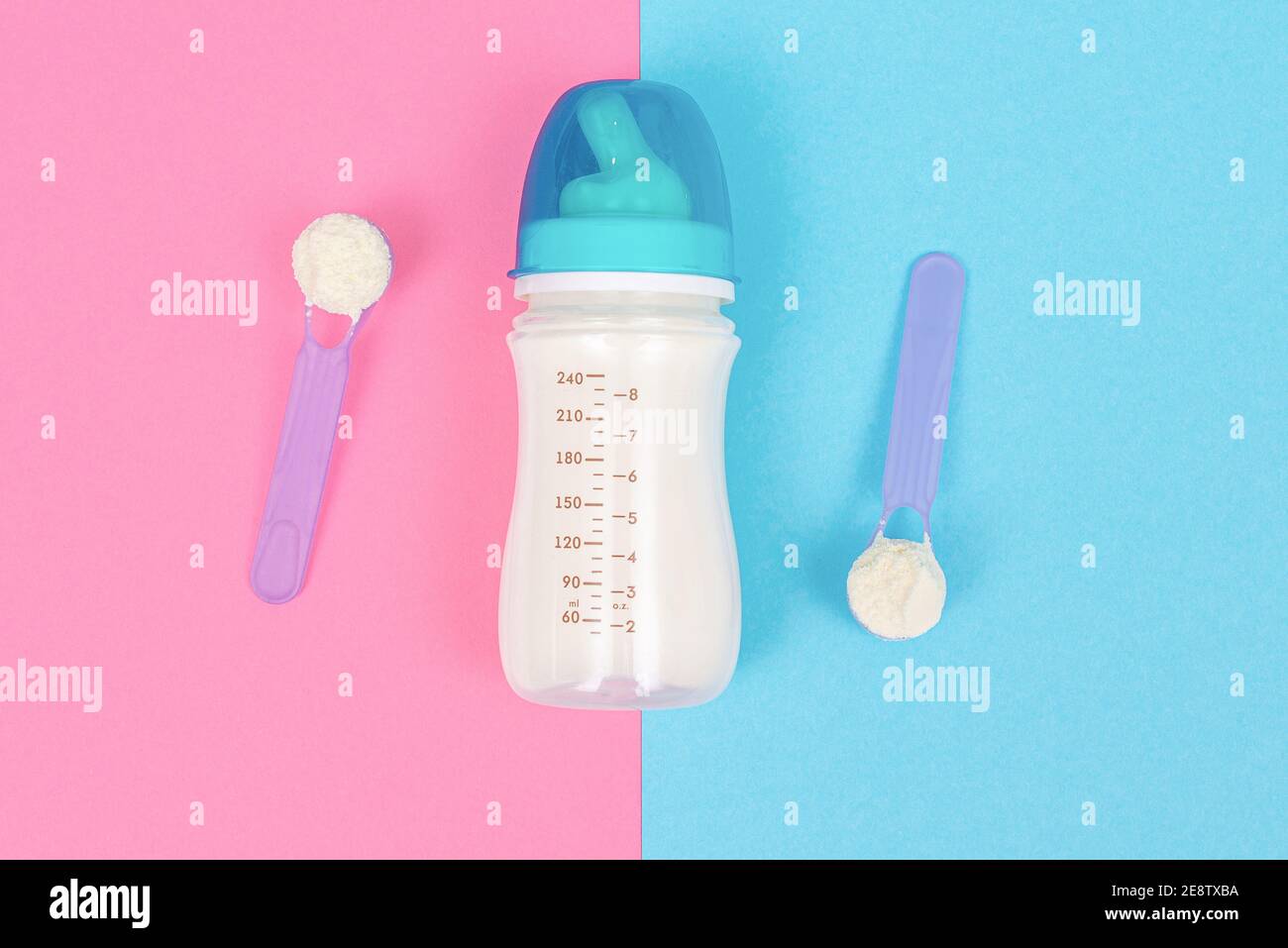Biberón de leche para recién nacido y cuchara con fórmula en polvo para  bebés sobre fondo de mesa azul rosa claro. Concepto de alimentación del  bebé. Dos lados. Vista superior Fotografía de