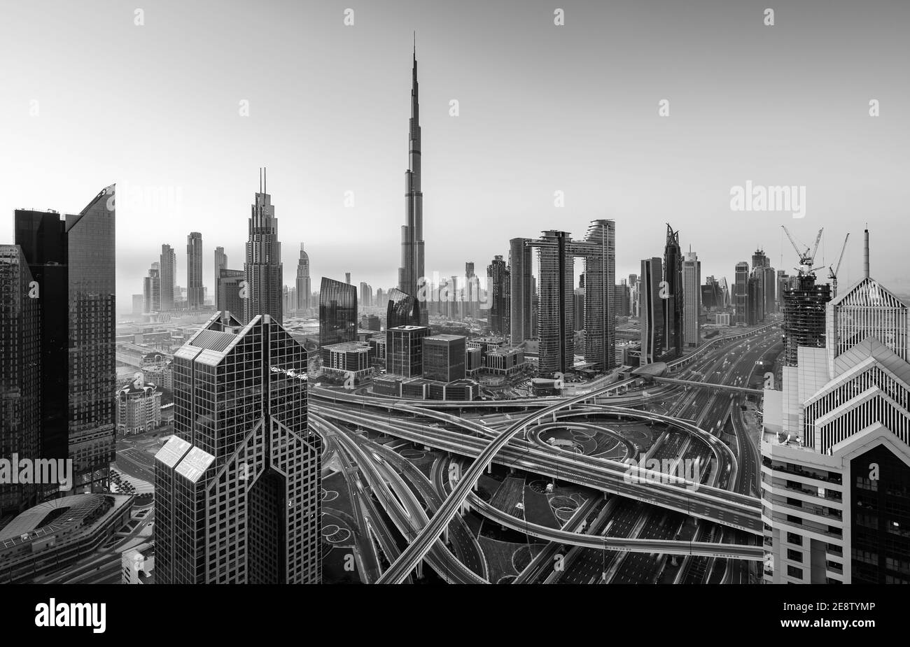 Ver en modernos rascacielos y noche concurrida autopistas de lujo de la ciudad de Dubai, Dubai, Emiratos Árabes Unidos Foto de stock