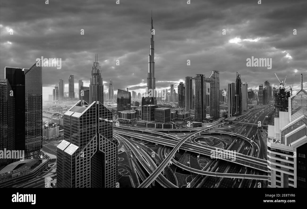 Ver en modernos rascacielos y noche concurrida autopistas de lujo de la ciudad de Dubai, Dubai, Emiratos Árabes Unidos Foto de stock