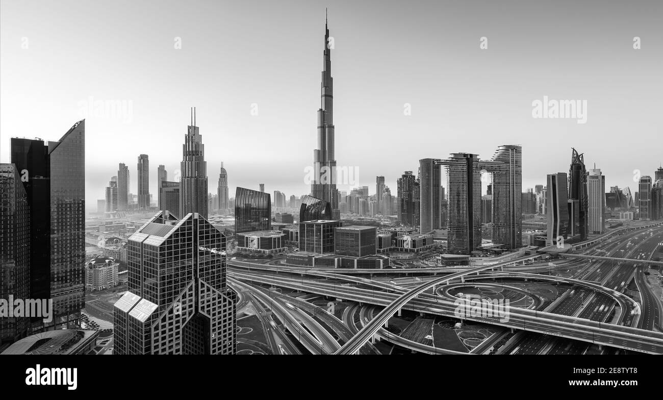 Ver en modernos rascacielos y noche concurrida autopistas de lujo de la ciudad de Dubai, Dubai, Emiratos Árabes Unidos Foto de stock
