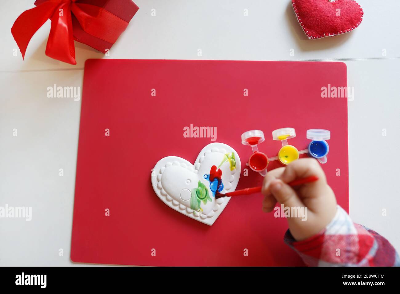 Fabricación de corazón de San Valentín hecho a mano. Bricolaje para niños, concepto regalo con sus propias Decoración del día de San Valentín Fotografía de stock - Alamy