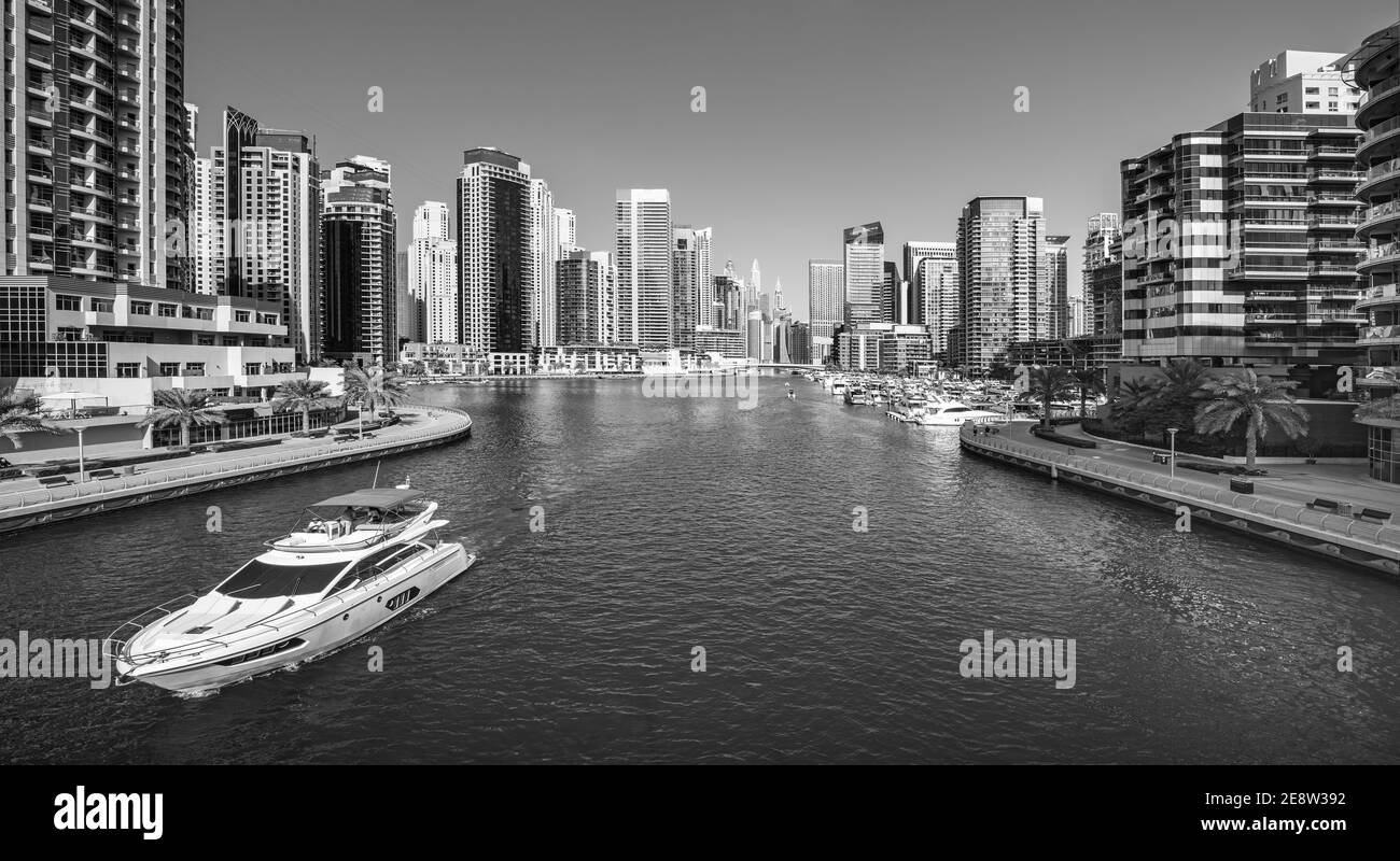 Vista de los rascacielos de lujo de Dubai Marina desde la isla hecha por el hombre de la palma en Dubai, Emiratos Árabes Unidos Foto de stock