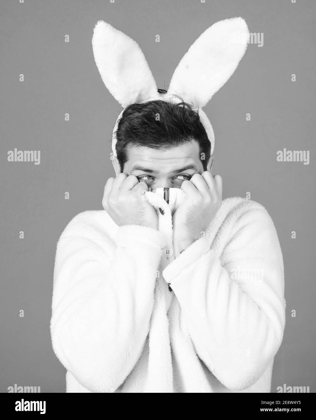 Hombre que lleva orejeras con estilo sobre fondo blanco Fotografía de stock  - Alamy