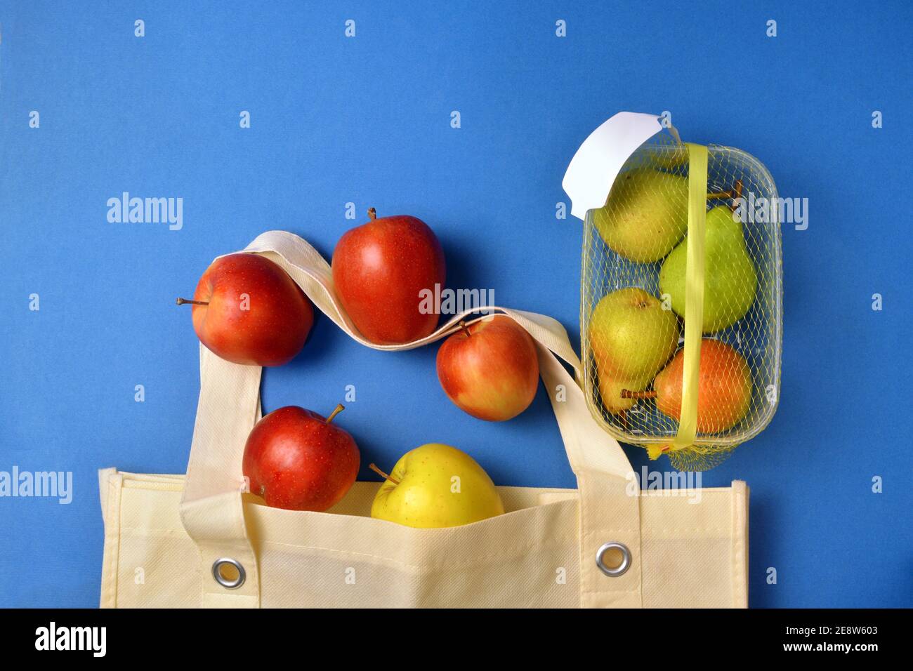 Detalle de la fruta comprada en envases de plástico y en reutilizable bolsas  de tela Fotografía de stock - Alamy