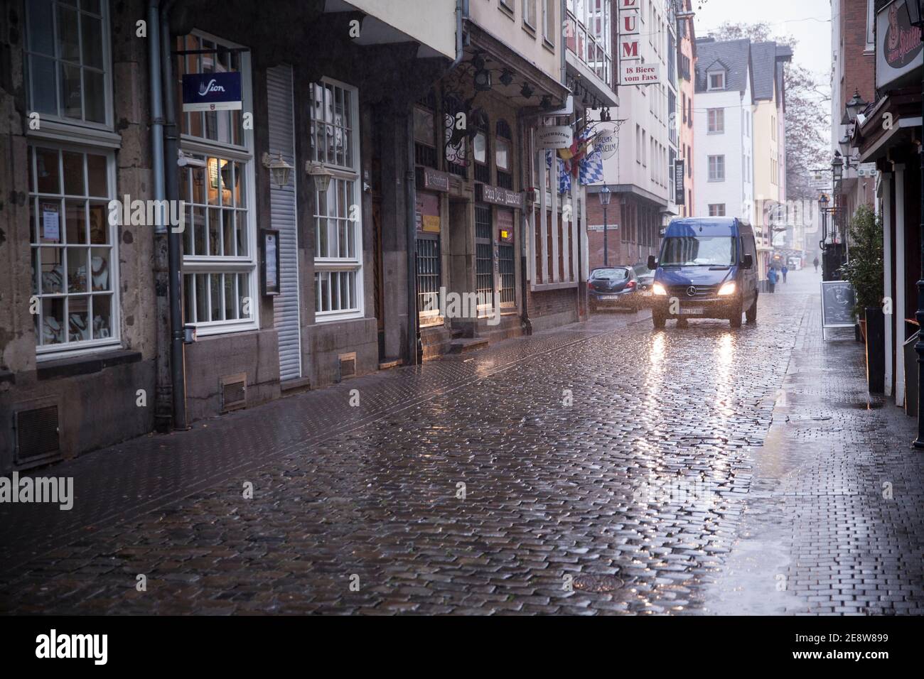 Coronavirus / brote de Covid 19, 28 de enero. 2021. La calle desierta Buttermarkt en el casco antiguo, clima lluvioso, Colonia, Alemania. Coronavirus / Foto de stock