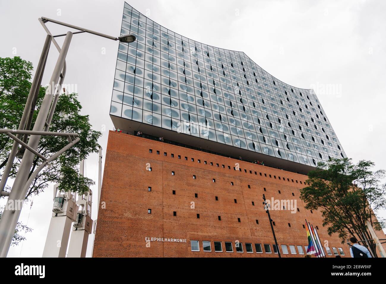 Hamburgo, Alemania - 4 de agosto de 2019: Elbphilharmonie o Elbe Philharmonic Hall en el barrio HafenCity. Diseñado por la firma de arquitectura Herzog y de Meu Foto de stock