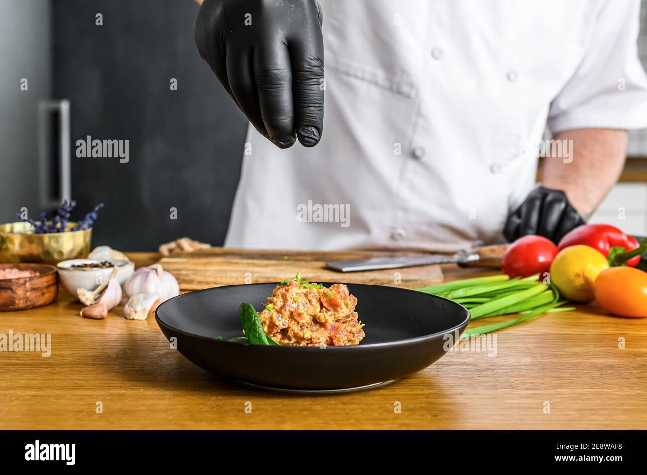 El chef, con guantes negros, prepara tartar de atún fresco peces Fotografía  de stock - Alamy