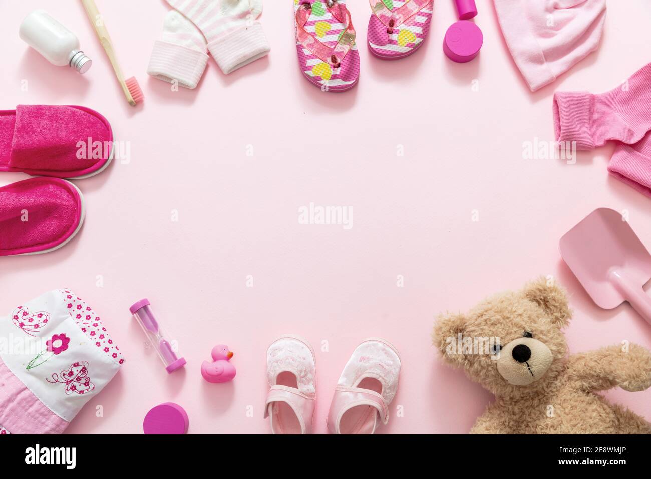 Bebé niña recién nacido accesorios para niños, marco de ducha bebés. Ropa y juguetes de color rosa sobre fondo rosa, vista superior. Plantilla de invitación de tarjeta, espacio de Fotografía
