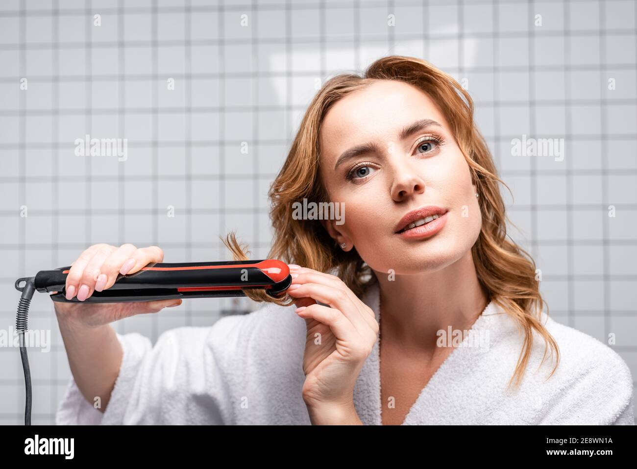 Plancha cabello fotografías e imágenes de alta resolución - Alamy