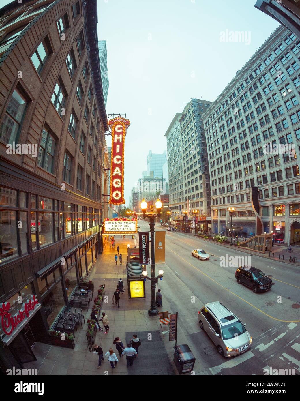A primera hora de la mañana, gran angular, vista de ojo de pez de North State Street y el Chicago Theatre Marquee en Chicago, Illinois. Foto de stock