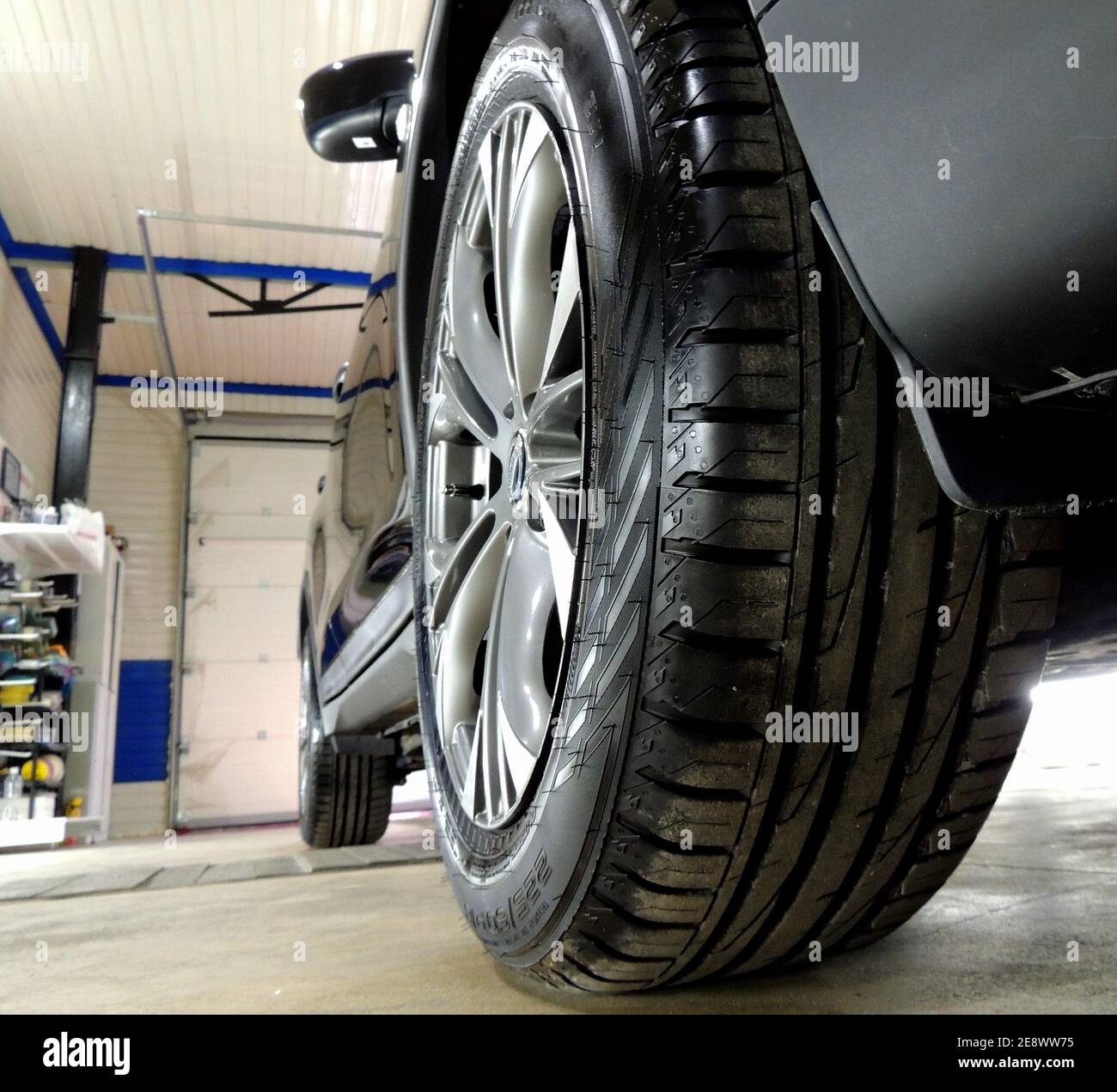 Limpiador de llantas de coche fotografías e imágenes de alta resolución -  Alamy