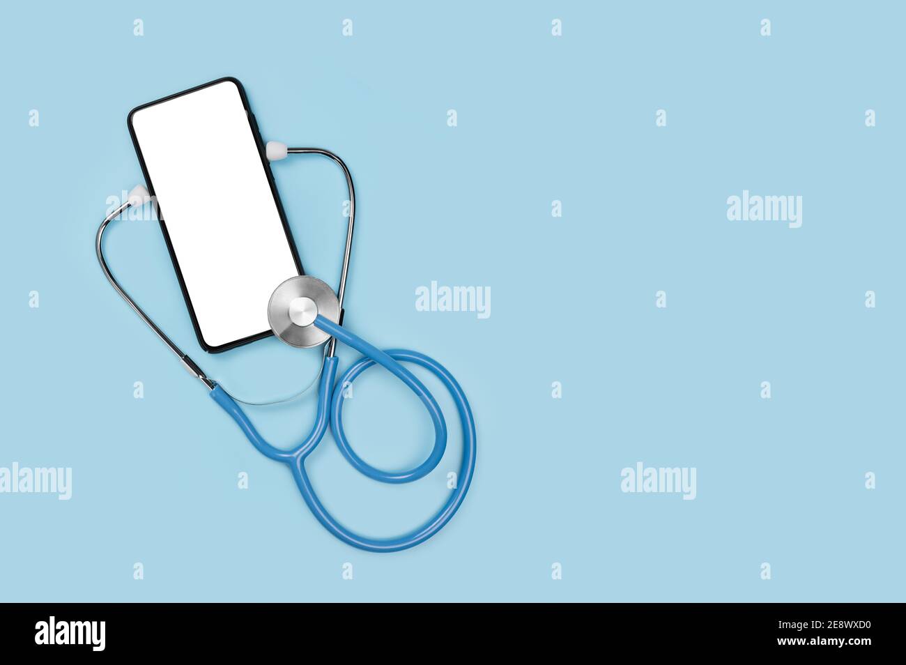 Mockup imagen estetoscopio médico y teléfono celular con pantalla en blanco  aislado sobre fondo azul. Medicina en línea, médico consulta en línea conc  Fotografía de stock - Alamy