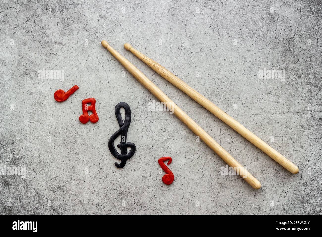 Palillos de batería con notas musicales, vista superior. Música de fondo  Fotografía de stock - Alamy