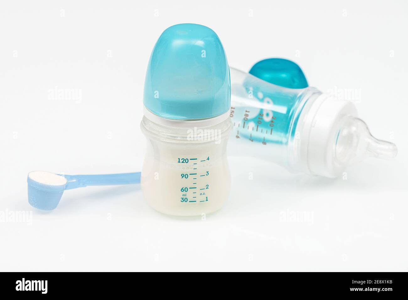 Biberones y leche de fórmula para bebés sobre fondo de cocina Fotografía de  stock - Alamy