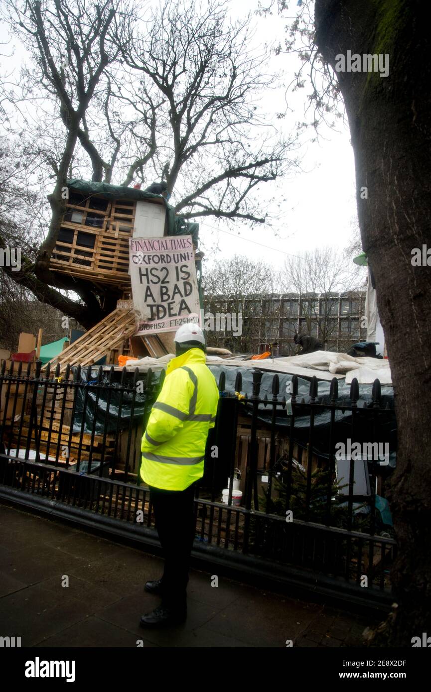 Protesta en Euston Square, Londres por la propuesta tala de árboles como parte de la construcción del enlace ferroviario de alta velocidad HS2. Entrada a un túnel 100 Foto de stock