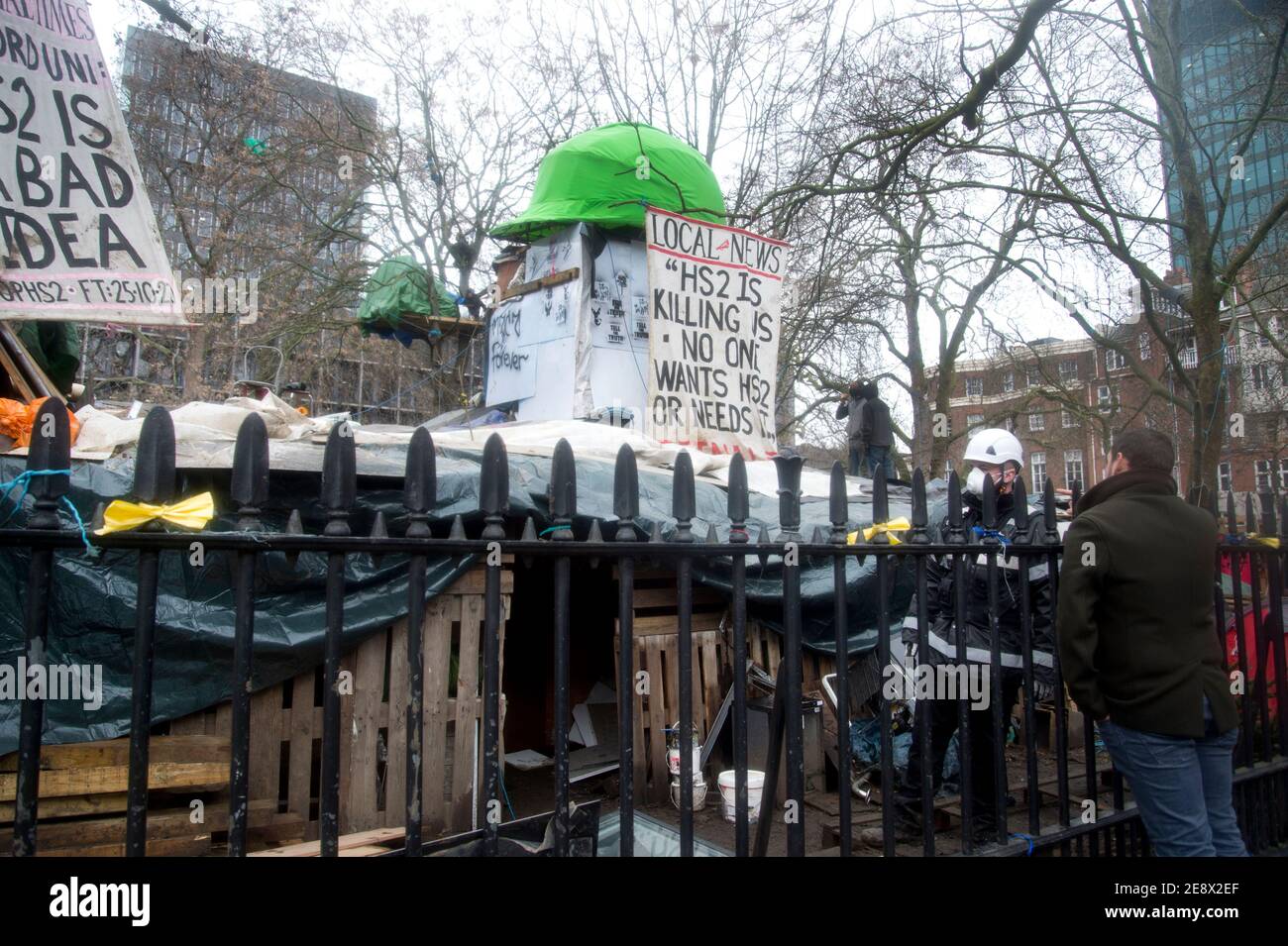 Protesta en Euston Square, Londres por la propuesta tala de árboles como parte de la construcción del enlace ferroviario de alta velocidad HS2. Los manifestantes también se atondearon Foto de stock