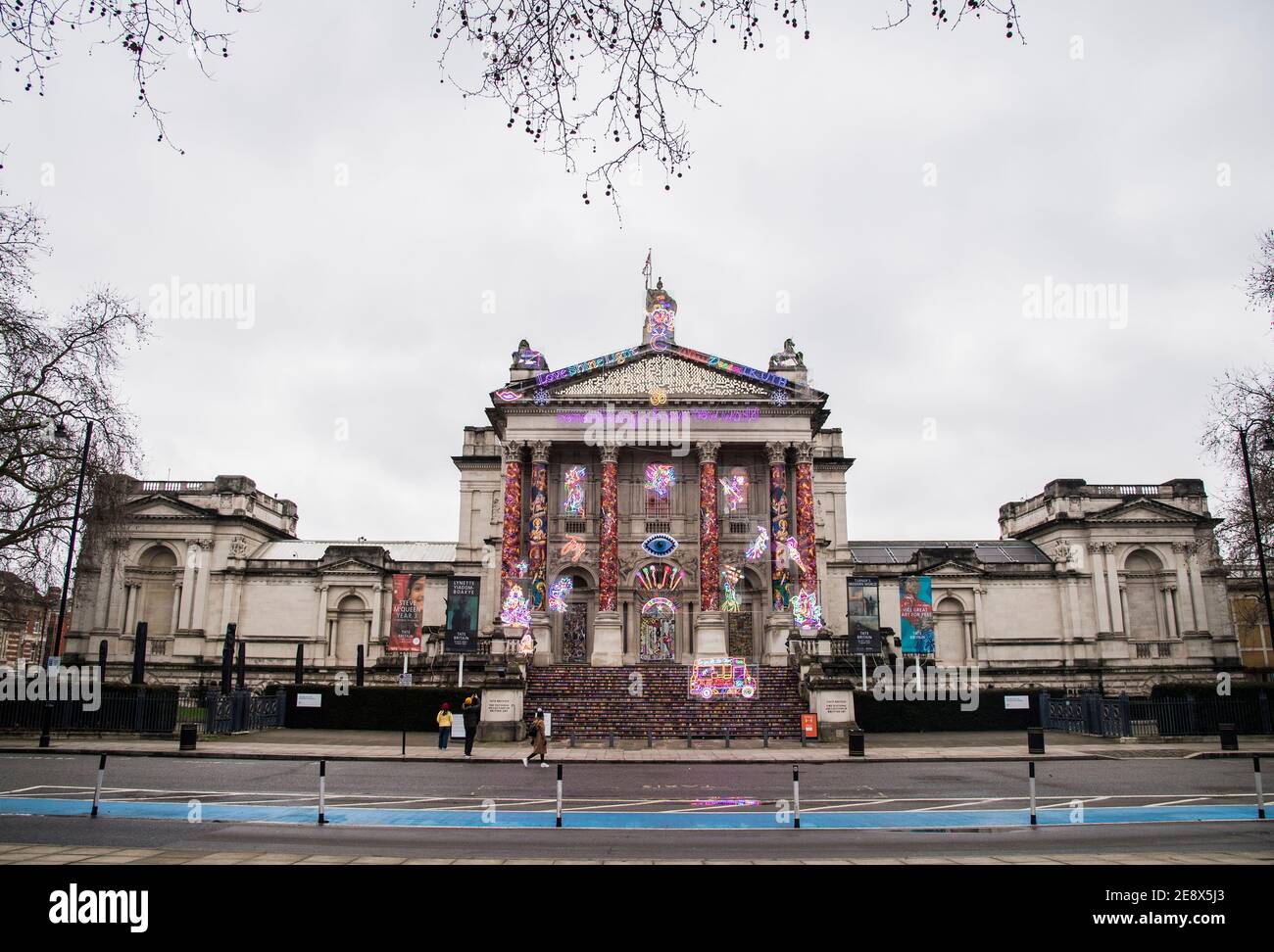 "Recordando un mundo feliz" por Chila Kumari Singh Burman, fuera de Tate Britain en Londres durante el tercer cierre nacional de Inglaterra para frenar la propagación del coronavirus. Fecha del cuadro: Lunes 1 de febrero de 2021. Foto de stock