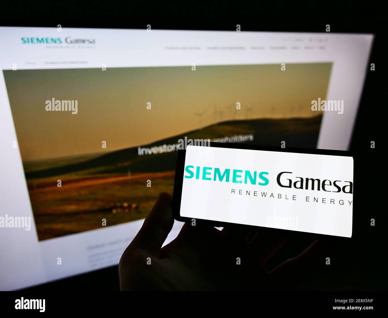 Persona que tenga teléfono móvil con el logotipo de la empresa de
