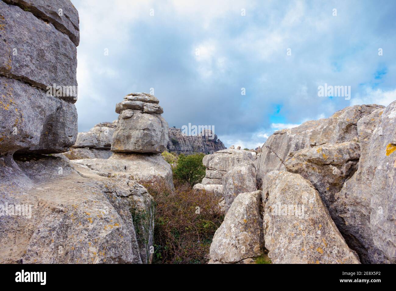 Vista de las impresionantes rocas de piedra caliza del Torcal de Antequera, Andalucía, España Foto de stock