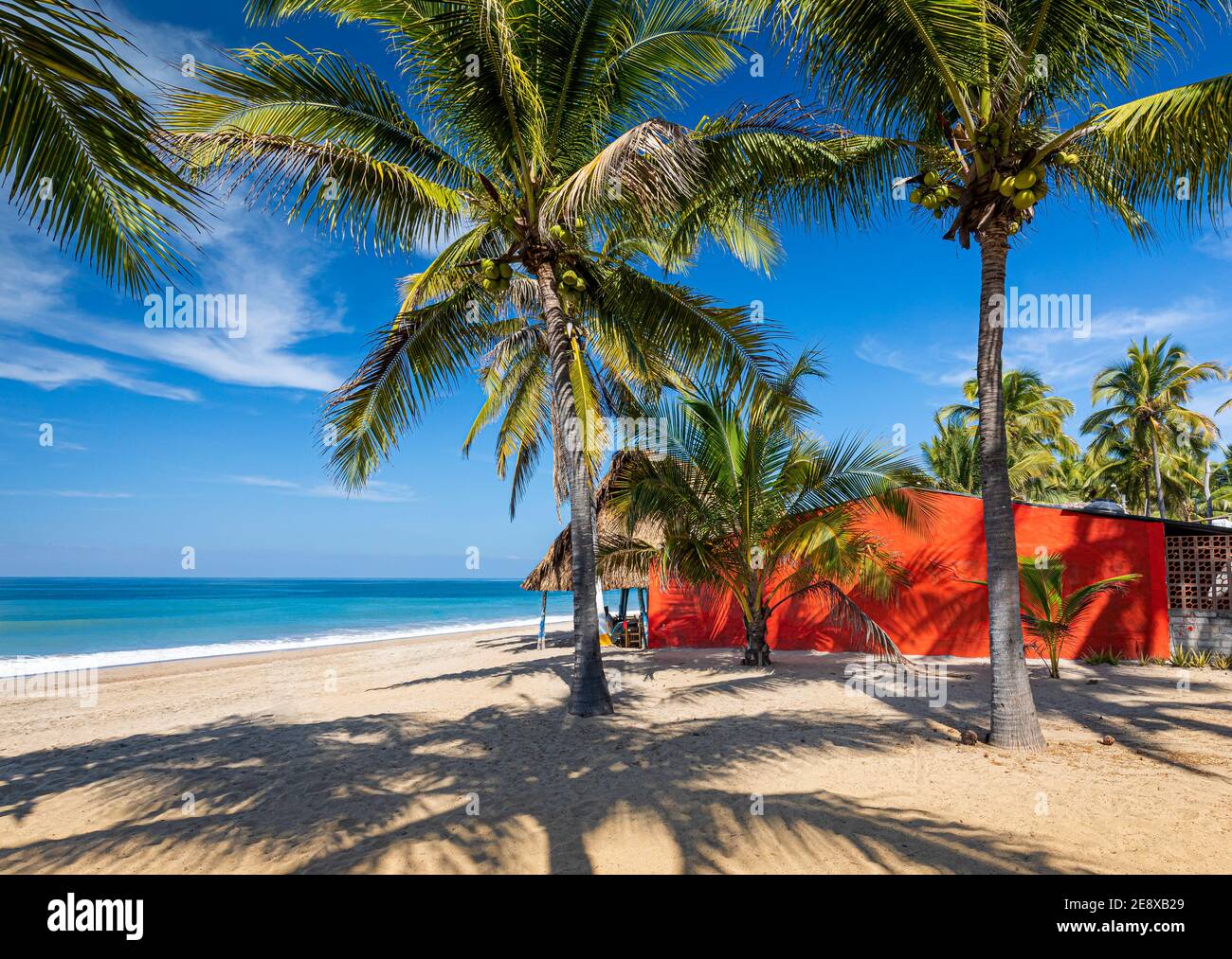 Casa roja en la playa en lo de Marcos en la costa pacífica de Nayarit, México. Foto de stock