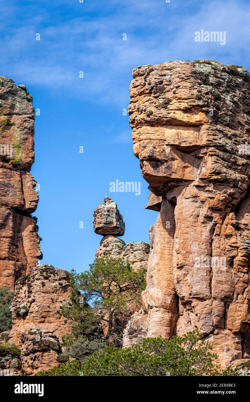 Roca equilibradora en el Parque Nacional Sierra de órganos al amanecer en Zacatecas, México. Foto de stock