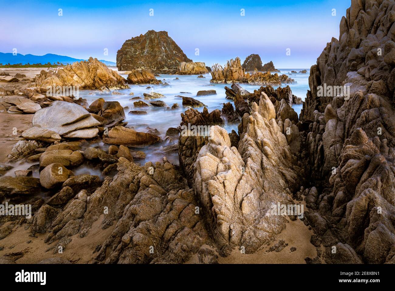 Formaciones rocosas cerca de la Playa Tlacoyunque en la Costa Grande de Guerrero, México. Foto de stock
