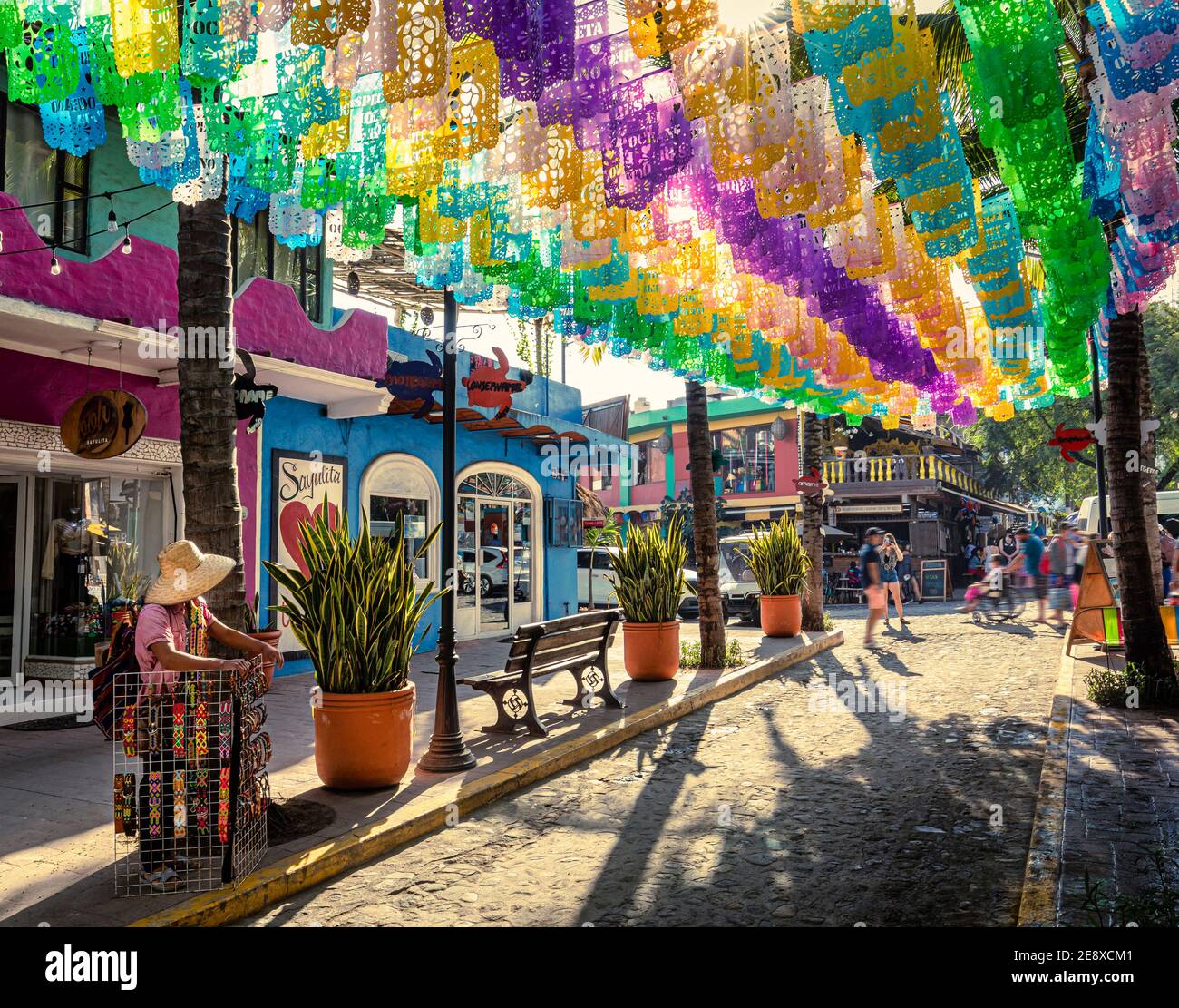 Pancartas coloridas decoran el centro de Sayulita, Nayarit, México. Foto de stock