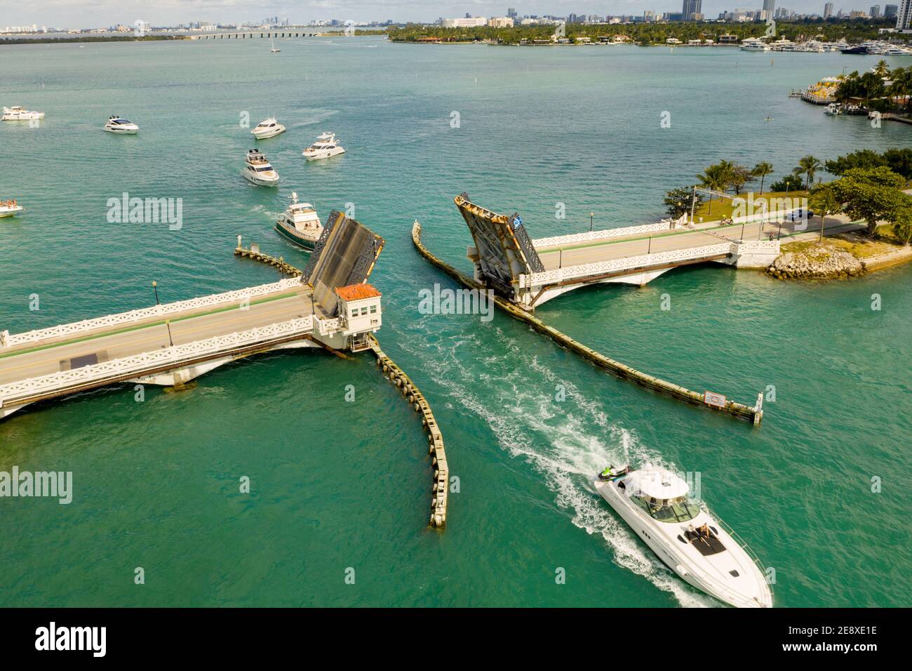 Barcos pasando bajo un puente de atracción Miami fin de semana escena Foto de stock