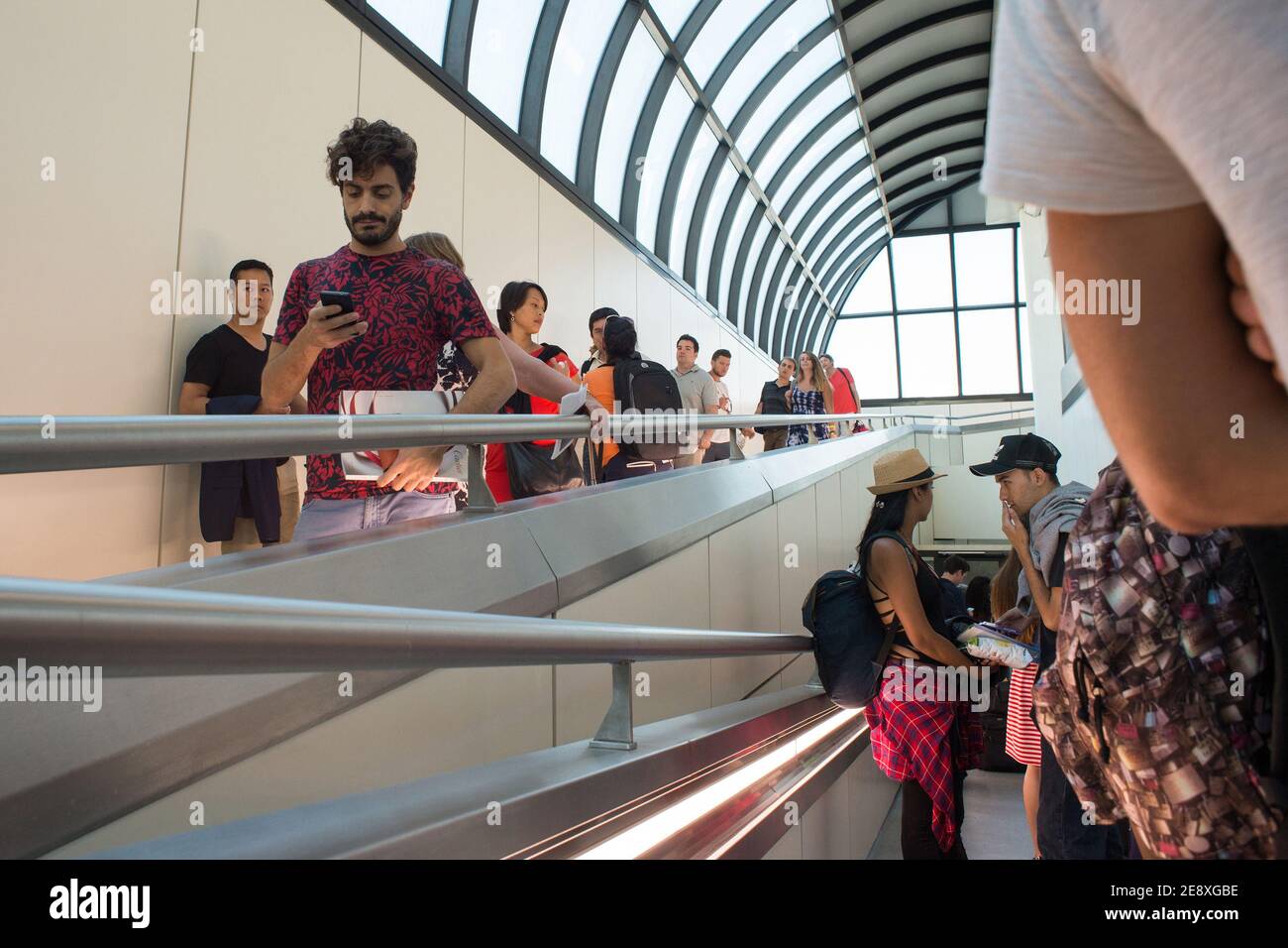 Fiumicino(RM),Lazio Region,Italia,09/01/2015:pasajeros esperando ser embarcado en el aeropuerto de Fiumicino. Foto de stock