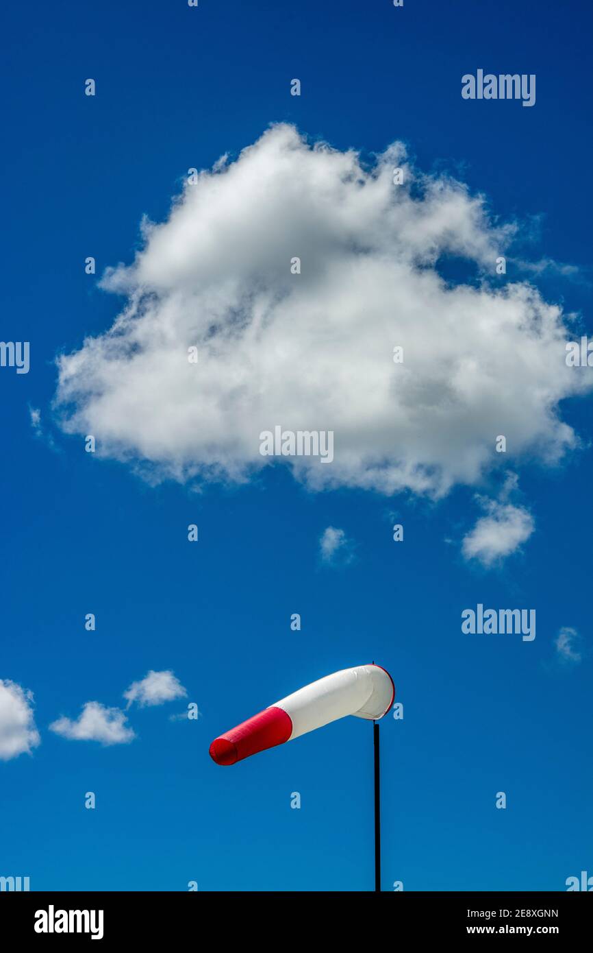 Calcetín sobre un polo y cielo nublado Foto de stock