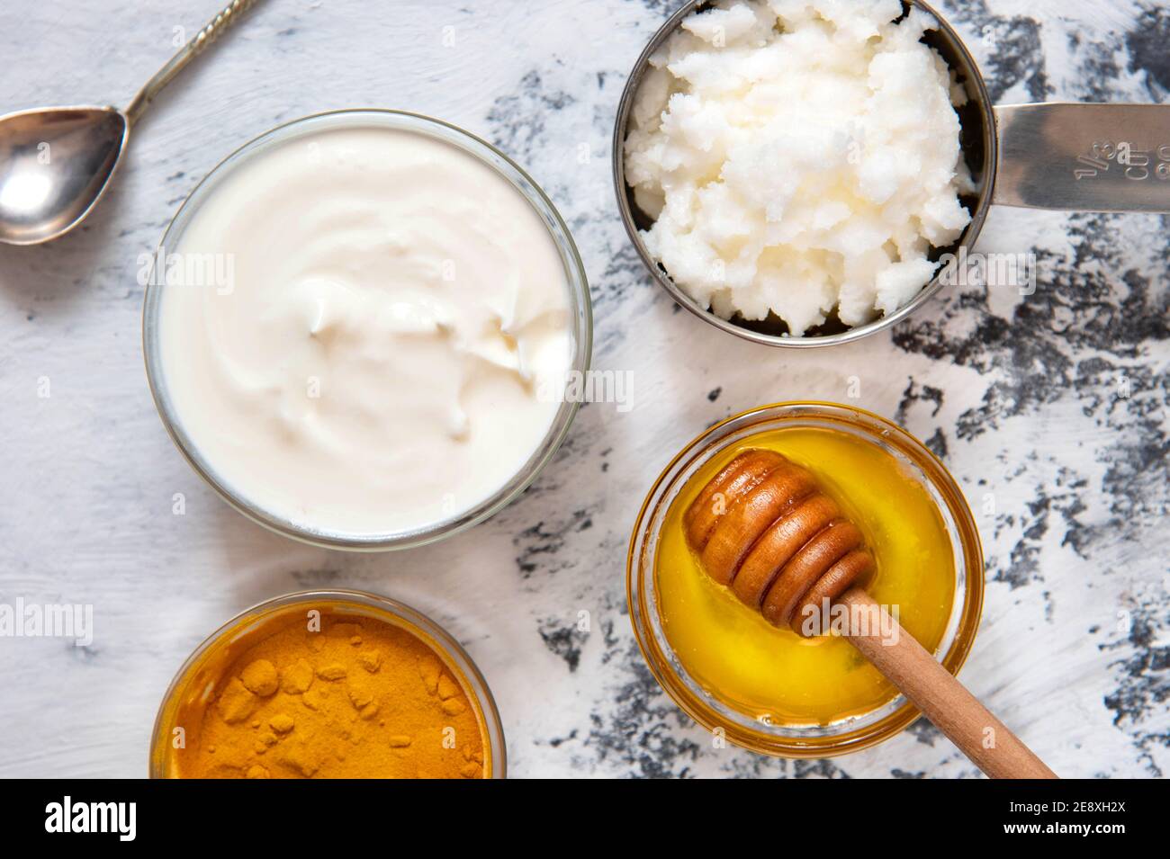 Mascarilla natural con polvo cúrcuma, miel, aceite de coco y yogur.  Cosméticos naturales Fotografía de stock - Alamy