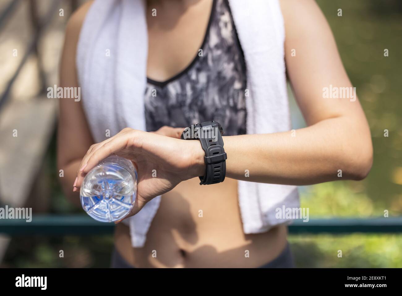 Sportswoman Comprobando Smart Watch, joven mujer jogger listo para correr y  mirar deportes reloj inteligente, comprobar el rendimiento o ritmo cardíaco  pulso trac Fotografía de stock - Alamy