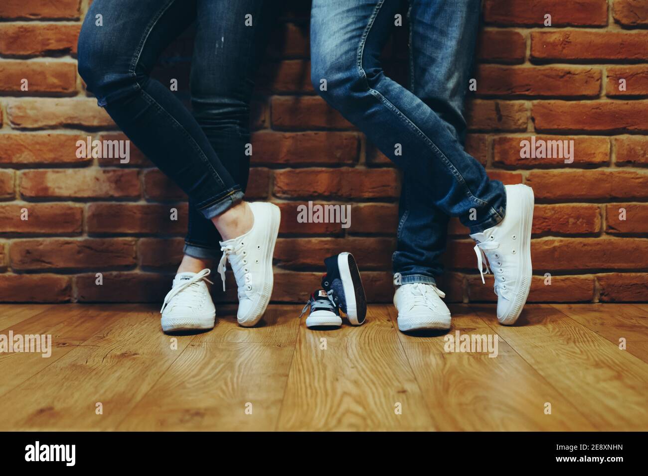 Esperando al bebé. Zapatillas Converse para padres y bebés en el medio.  Mamá y papá para ser Fotografía de stock - Alamy