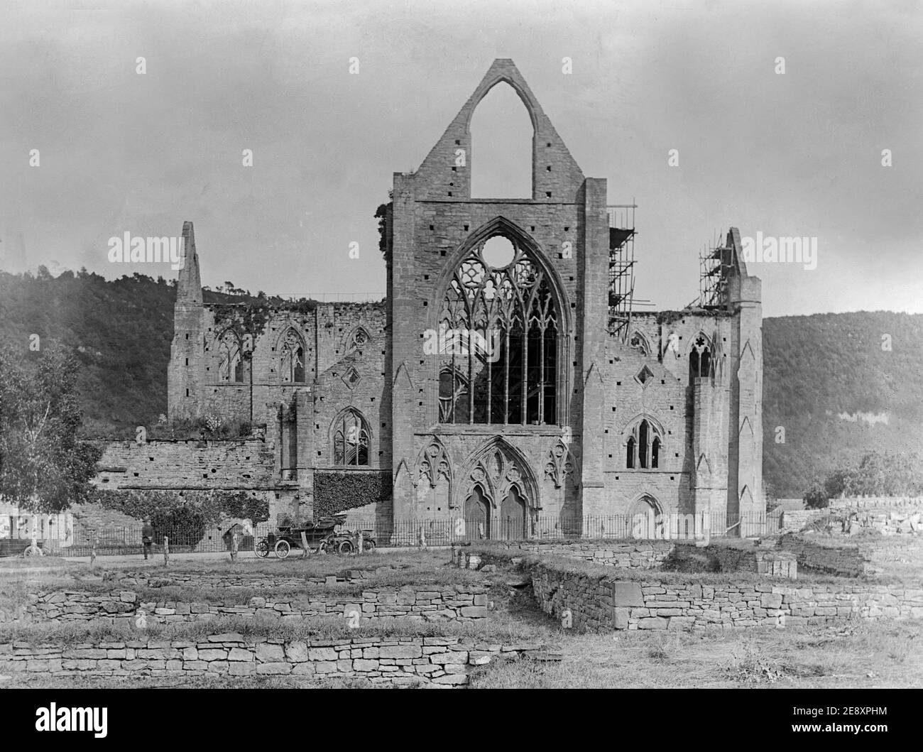 Una fotografía de época en blanco y negro eduardiana que muestra la abadía de Tintern en Monmouthshire, cerca de la frontera de Gales e Inglaterra. Foto de stock