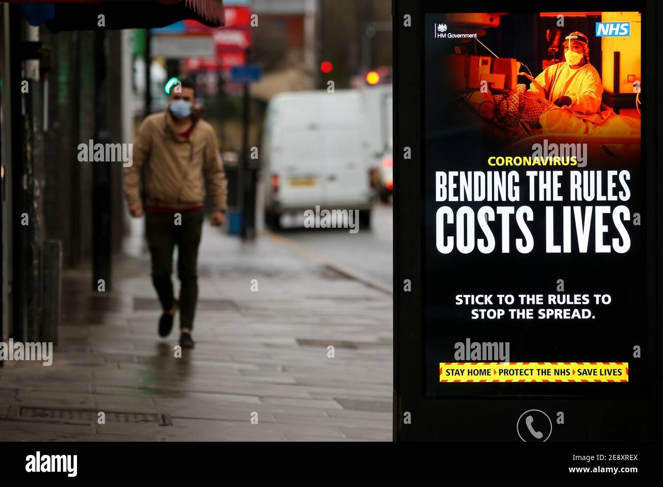 El anuncio de la campaña de coronavirus "Bending the Rules costs Lives" en Londres. Foto de stock