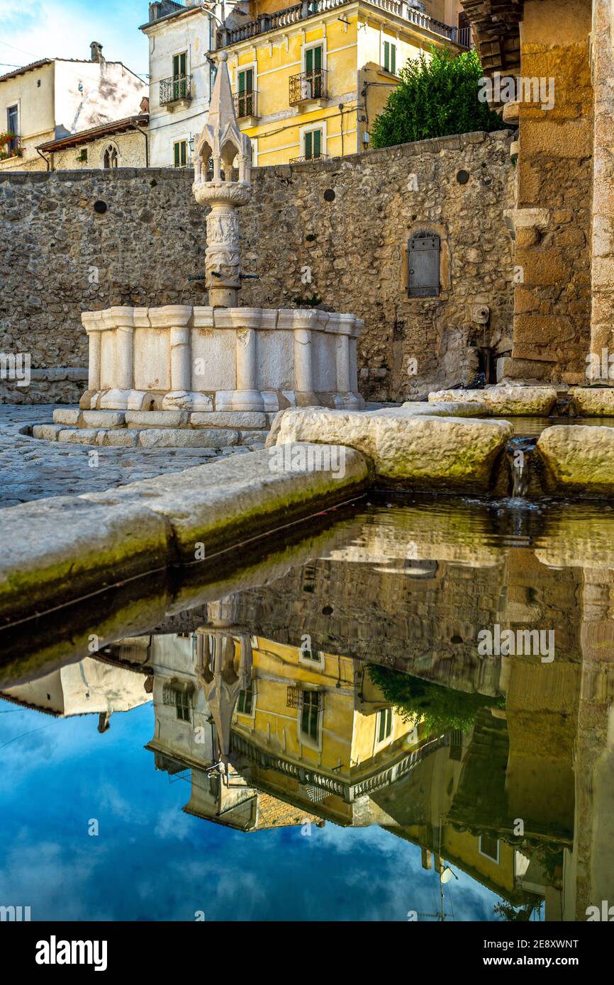 La plaza medieval de Fontecchio con su fuente y suelo pavimentado. Provincia de L'Aquila, Abruzos, Italia, Europa Foto de stock