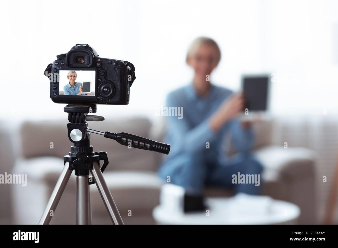 Chica grabar Video Blog Vlog en casa con cámara digital Fotografía de stock  - Alamy