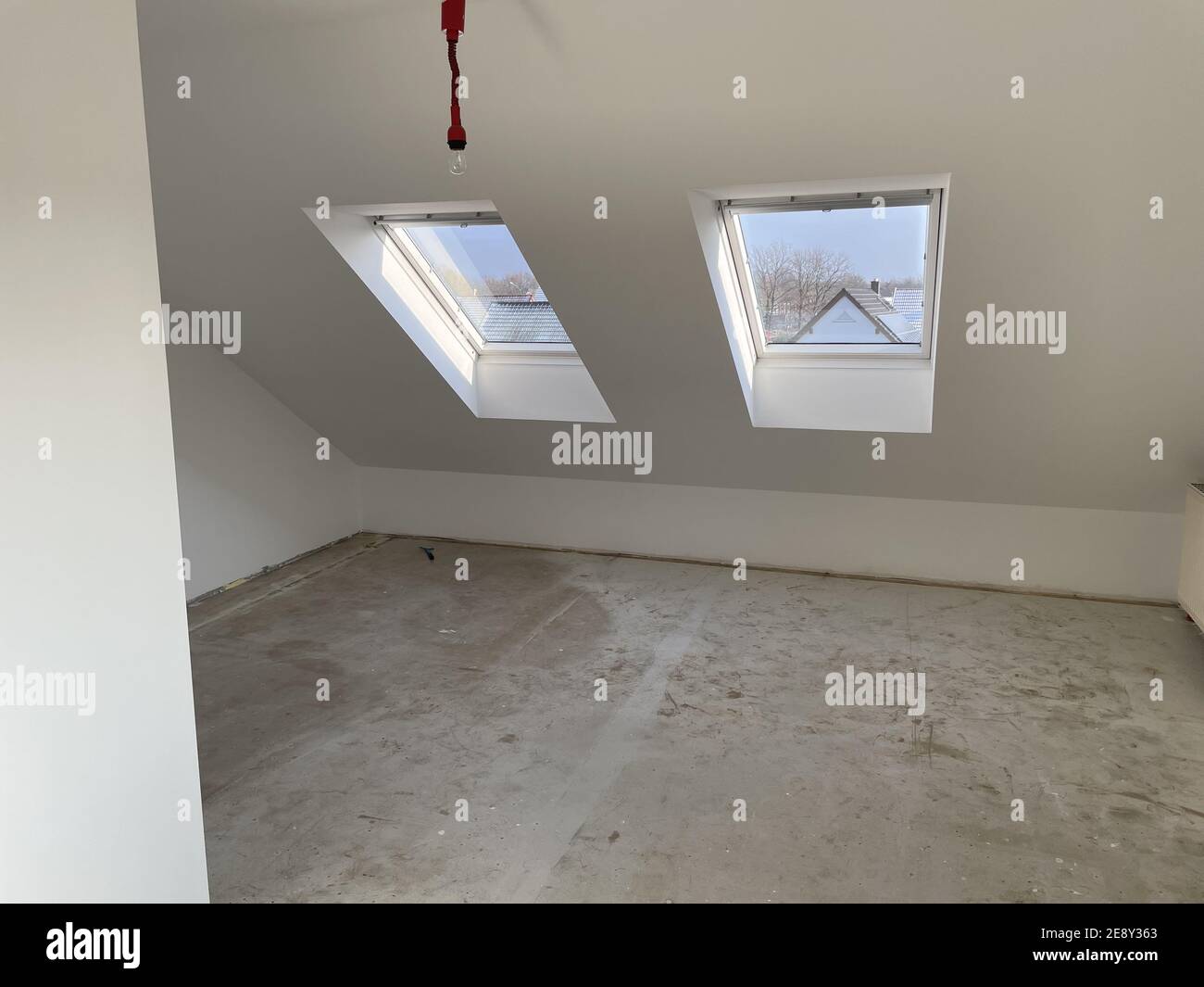 Intento fusión rizo Interior de una habitación vacía con un techo de claraboya en durante el  día Fotografía de stock - Alamy